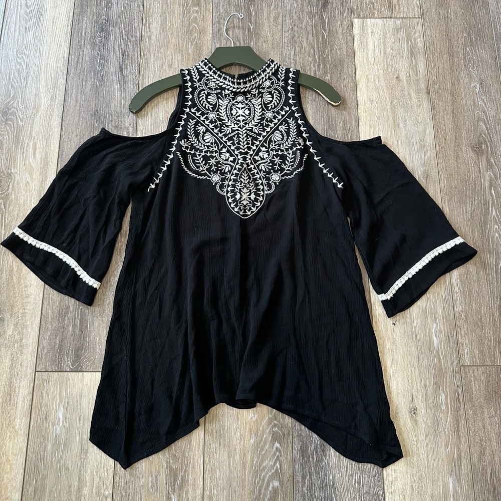 🛍️ cute off shoulder embroidered top with new condition.